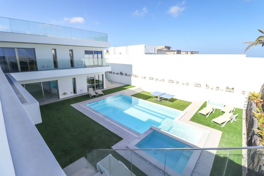 Main Photo of a 7 bedroom  Villa for sale
